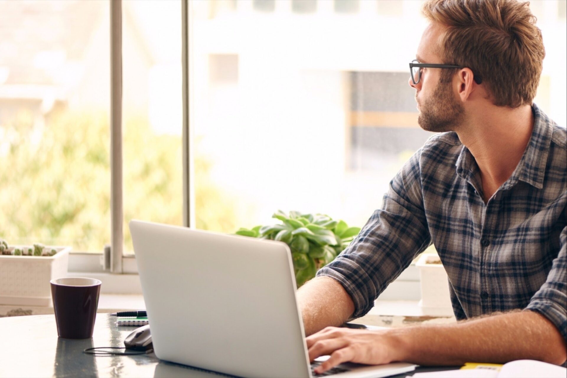 WHOએ વર્ક ફોર્મ હોમ કરનારને આપી ખાસ સલાહ, વર્ક ફોર્મ હોમ કરવાથી થઇ રહી છે અનેક લોકોને સ્વાસ્થયને લગતી સમસ્યાઓ 4 20151120172744 procrastination young man home office laptop distracted work distant