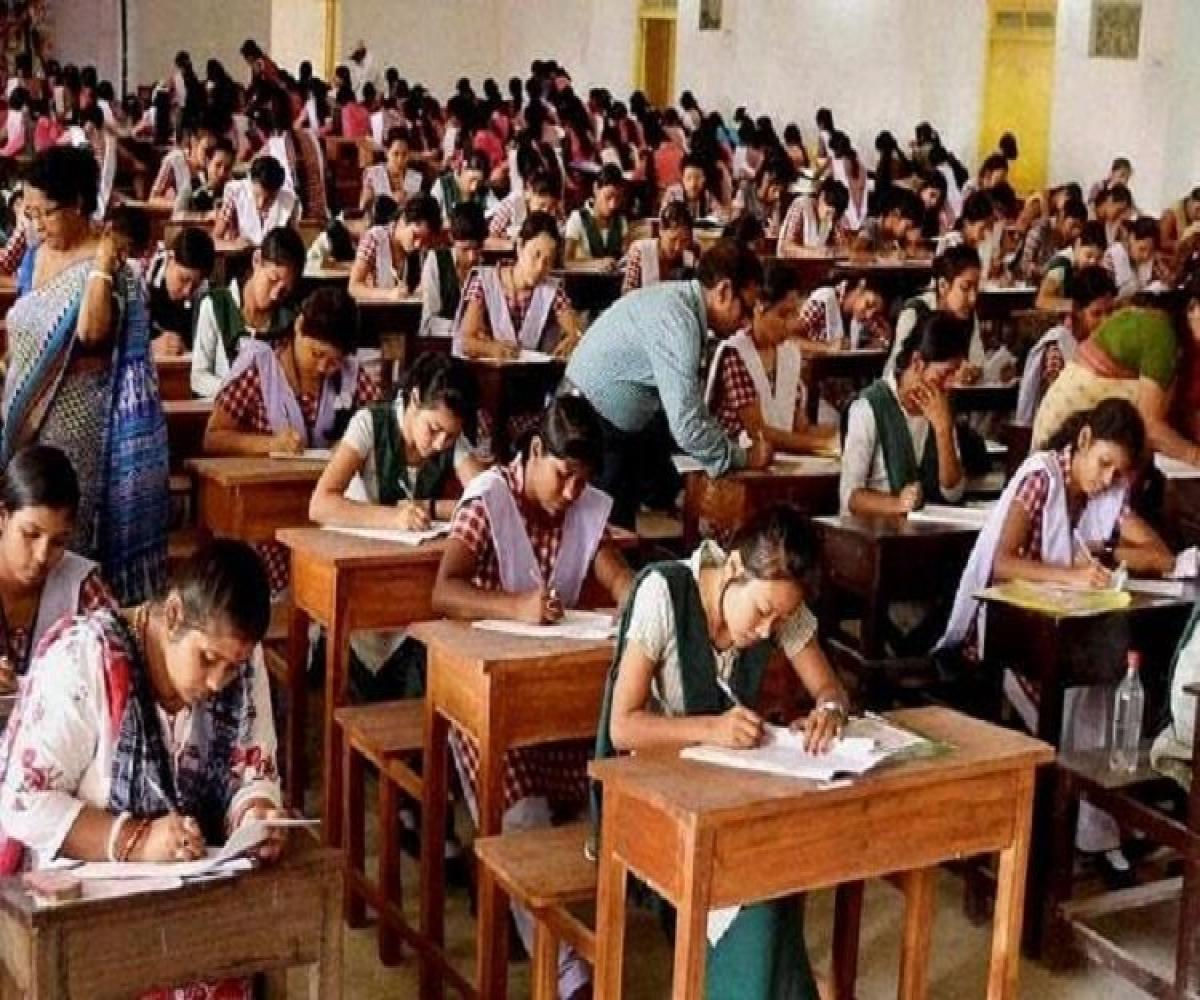 ધોરણ 10ની બાકી રહી ગયેલા વિષયની CBSE Examને લઇ મહત્વનો નિર્ણય 2 students exam pti 750x500 min compressed