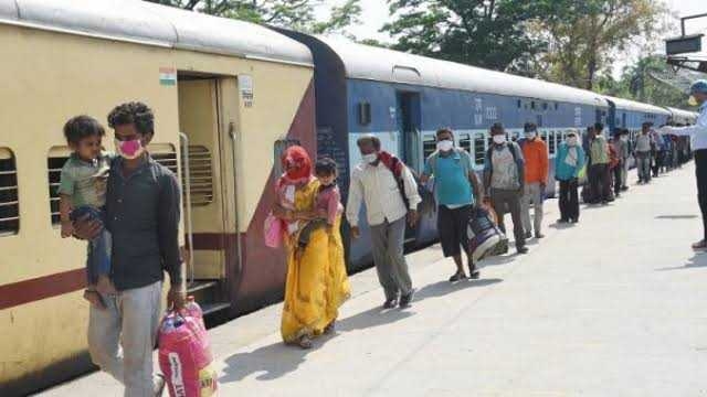 જાણો લોકડાઉનમાં ઘરે પરત ફરી રહેલા મજૂરો પાસે રેલવે ભાડુ વસૂલવાની શું છે વાસ્તવિકતા 3 1588580017915