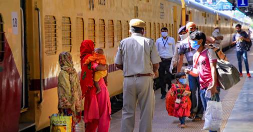 જાણો લોકડાઉનમાં ઘરે પરત ફરી રહેલા મજૂરો પાસે રેલવે ભાડુ વસૂલવાની શું છે વાસ્તવિકતા 2 shramik trains corona 505 040520013719