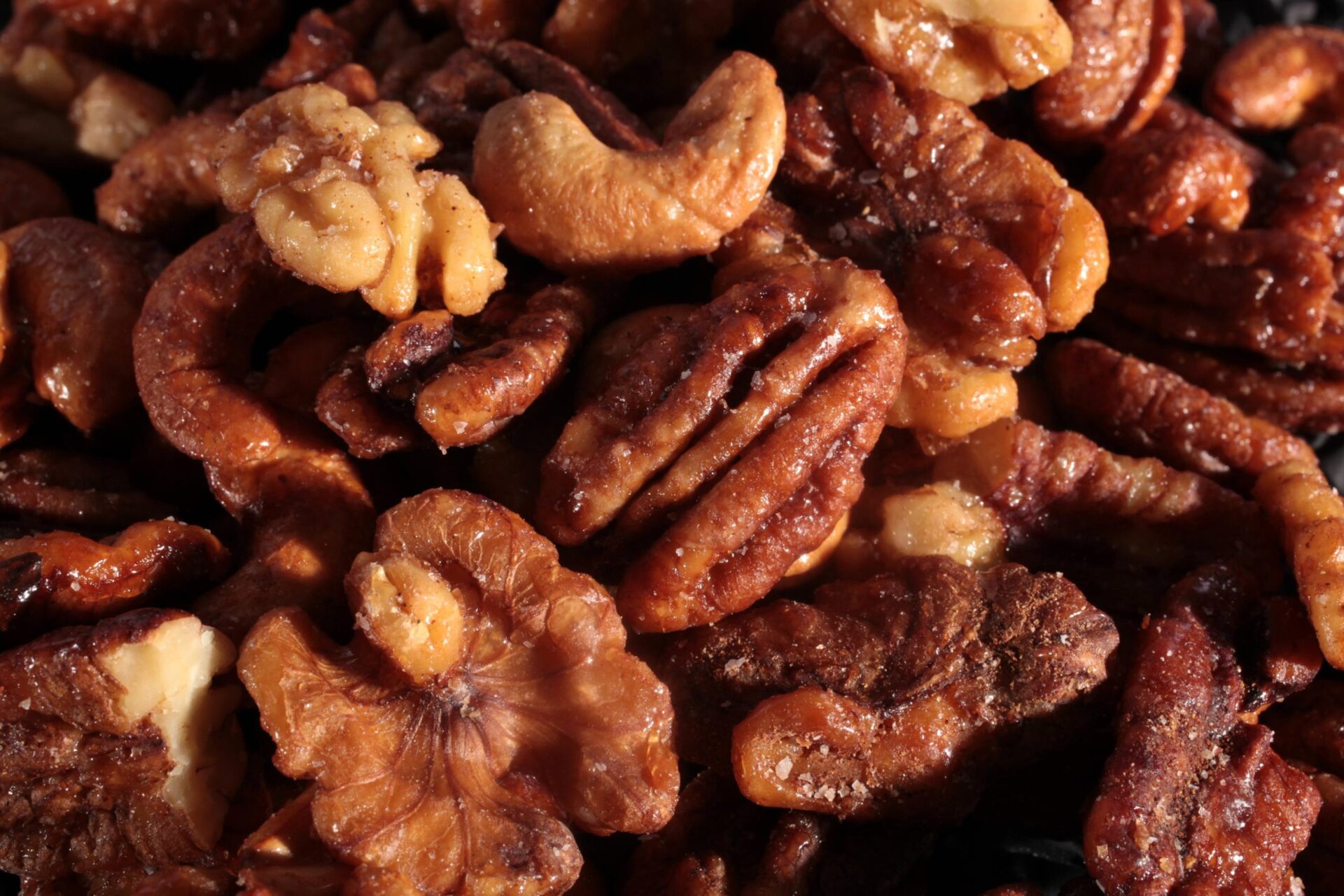 ઘરે જ બનાવો એકદમ સ્વાદિષ્ટ અને આરોગ્યપ્રદ નાસ્તો,સ્વીટ એન્ડ સ્પાઇસી કેલિફોર્નિયા વોલનટ્સ બનાવવાની એકદમ સરળ રેસિપી 5 10781 five spiced nuts scaled