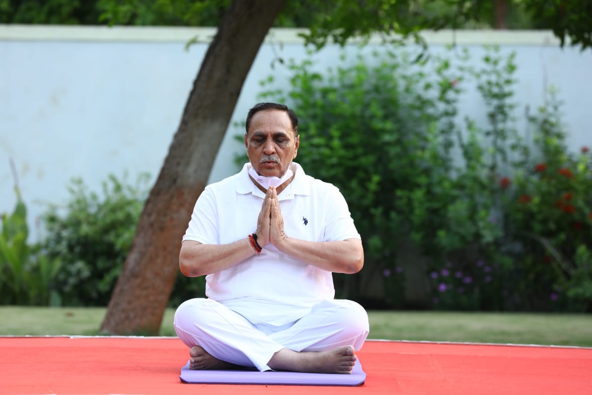 ગુજરાતની આ જાણીતી હસ્તીઓએ પણ કર્યા યોગ,ઘરે યોગ કરીને યોગ દિનની કરી ઉજવણી 2 EbA DLsXsAAaTu7