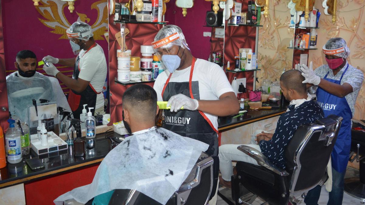 આ રાજ્યમાં વાળ કપાવવા માટે બતાવવું પડશે આધારકાર્ડ,આધારકાર્ડ વગર વાળ કપાવશે તો તેના વિરુદ્ધ કરવામાં આવશે કાર્યવાહી 4 PTI23 05 2020 000046B