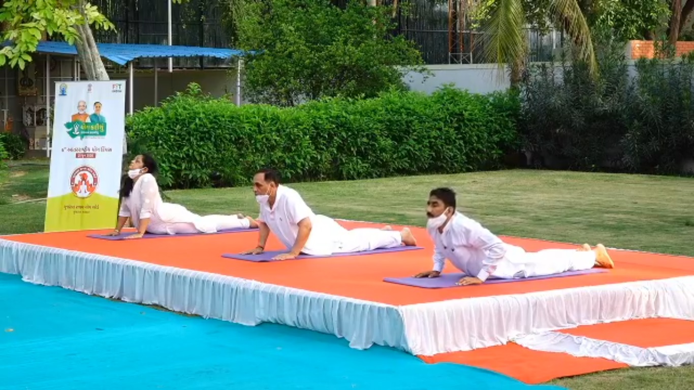 ગુજરાતની આ જાણીતી હસ્તીઓએ પણ કર્યા યોગ,ઘરે યોગ કરીને યોગ દિનની કરી ઉજવણી 3 Vijay Rupani Yoga