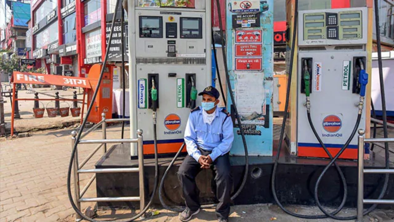 કોરોના મહામારી વચ્ચે નાયબ મુખ્યમંત્રી નીતિન પટેલે કરી મહત્વની જાહેરાત,પેટ્રોલ-ડીઝલના ભાવમાં ધરખમ વધારો 3 mg7e17nc coronavirus lockdown petrol diesel pti 625x300 28 April 20 1280x720 1