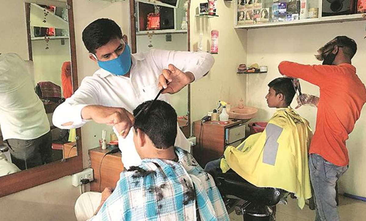 આ રાજ્યમાં વાળ કપાવવા માટે બતાવવું પડશે આધારકાર્ડ,આધારકાર્ડ વગર વાળ કપાવશે તો તેના વિરુદ્ધ કરવામાં આવશે કાર્યવાહી 2 salon 1
