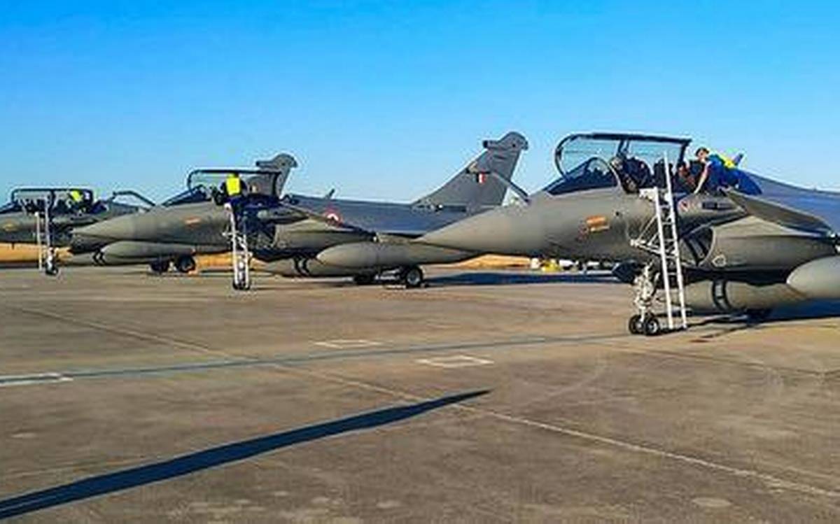 જેની આતુરતાથી જોવાઇ રહી હતી રાહ તેવા રાફેલ વિમાનોએ ભારતમાં કર્યો પ્રવેશ,અંબાલા એરબેઝ પર રાફેલ વિમાનનું સુરક્ષિત લેન્ડિંગ 6 BL30RAFALE