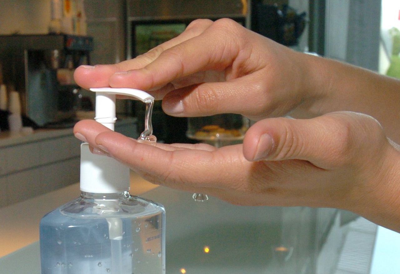 સેનિટાઈઝરથી ફોન સાફ કરતી વખતે રાખો આટલી વસ્તુઓનું ધ્યાન, થઇ શકે છે આ નુકસાન 3 FUKCGFCBBZB7NMPJIZM6UYQZUU