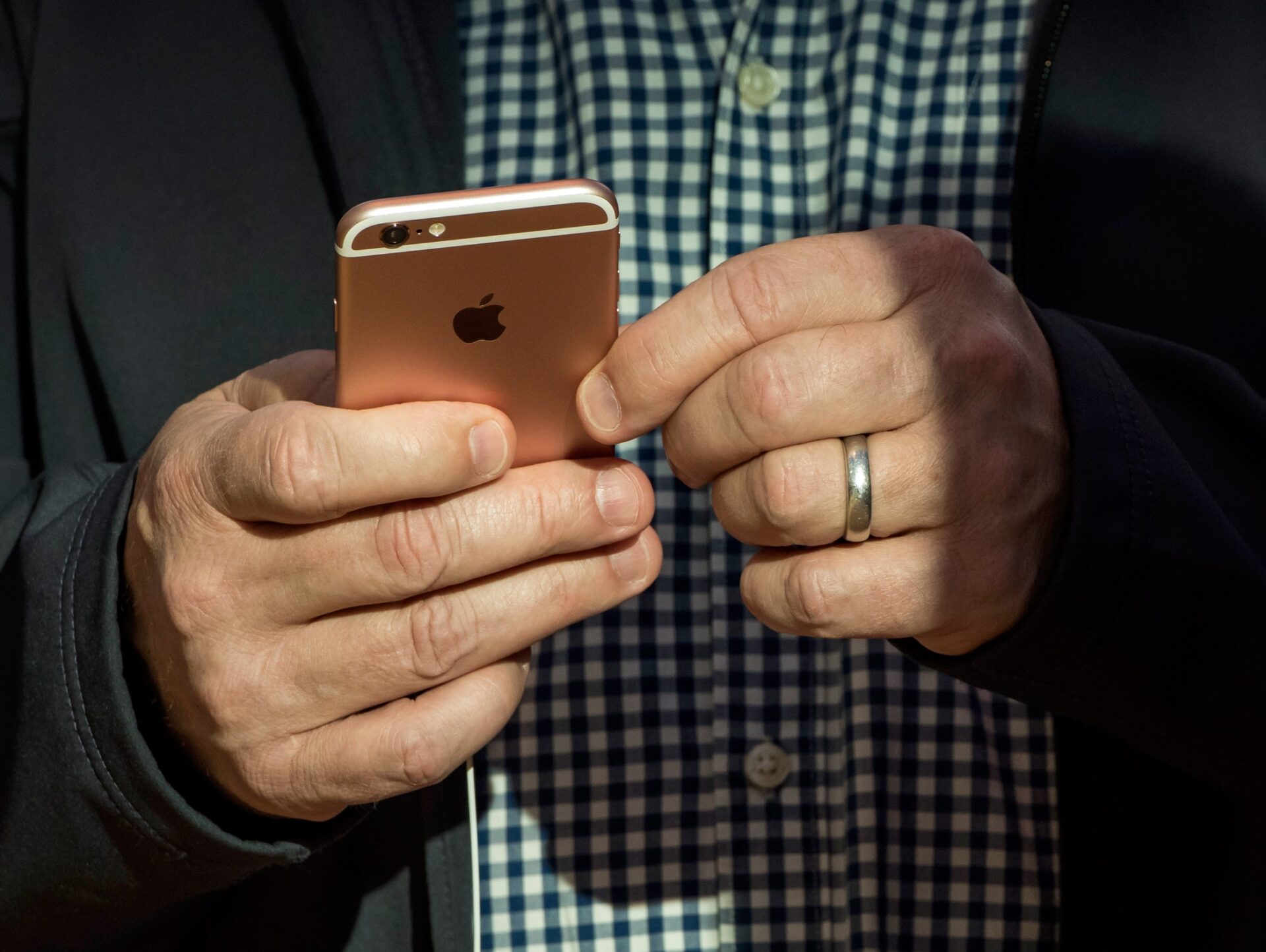 સેનિટાઈઝરથી ફોન સાફ કરતી વખતે રાખો આટલી વસ્તુઓનું ધ્યાન, થઇ શકે છે આ નુકસાન 4 Gear Disinfect iPhone 490007190 1