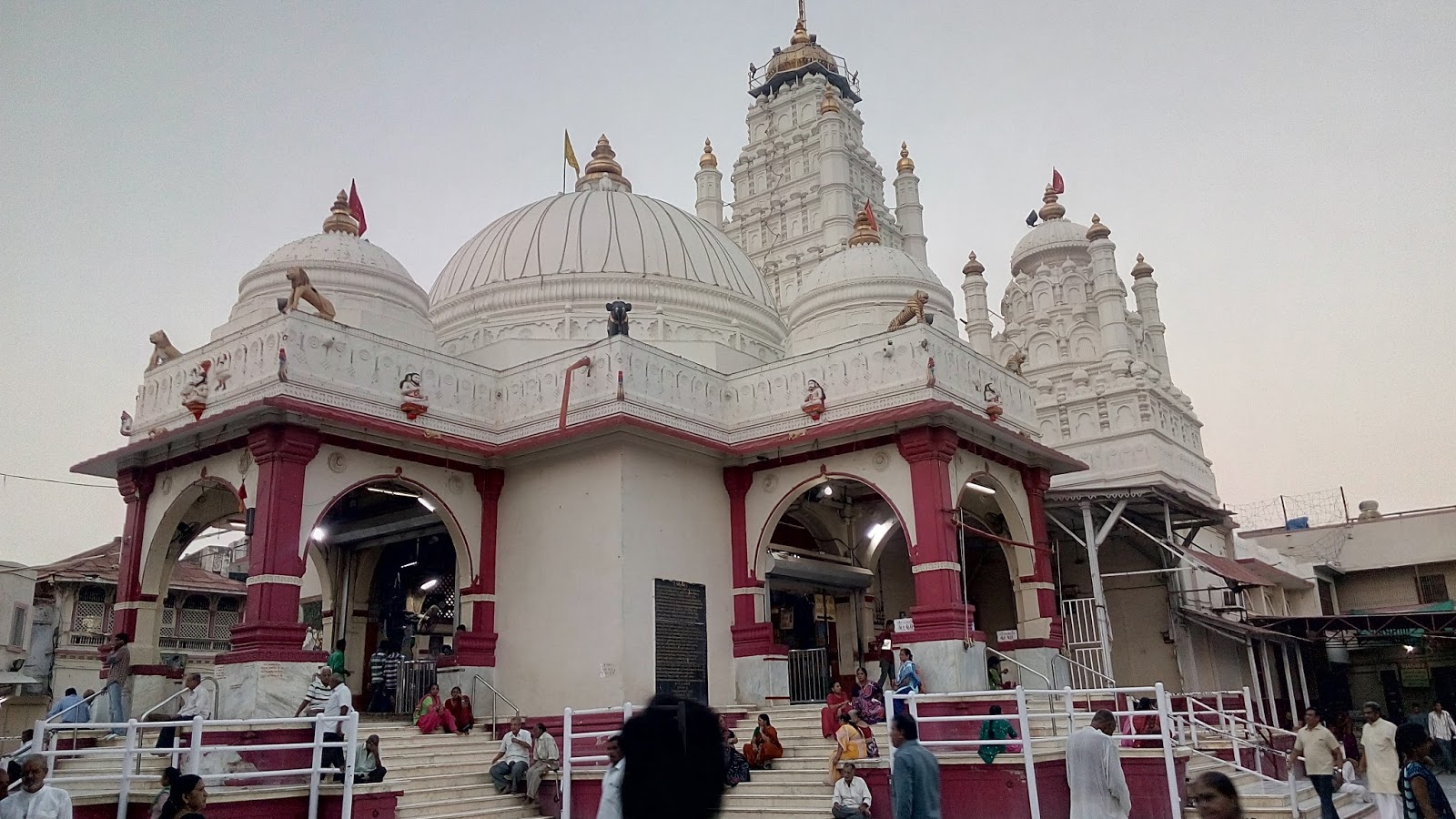 ગુરુપૂર્ણિમા પર કોરોનાનું ગ્રહણ,ઇતિહાસમાં પ્રથમ વખત ગુરુપુર્ણિમાના અવસરે ડાકોરના ઠાકોર રણછોડજીના દ્વાર ભક્તો માટે રાખવામાં આવ્યા બંધ 2 Ranchodrai temple dakor 2