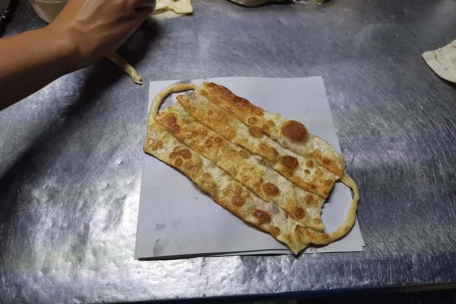 તમિલનાડૂના એક રેસ્ટોરંટમાં કોવિડ-19 અંગે જાગૃતિ ફેલાવવા માટે અપનાવ્યો આ કિમીયો 2 c1 1901785 200417121037