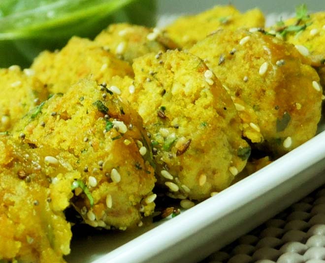 ઉપવાસમાં ઘરે બનાવો ટેસ્ટી ફરાળી મુઠિયા,જાણો ફરાળી મુઠિયા બનાવવાની રેસિપી 2 cook doodhi muthia recipe inside 5