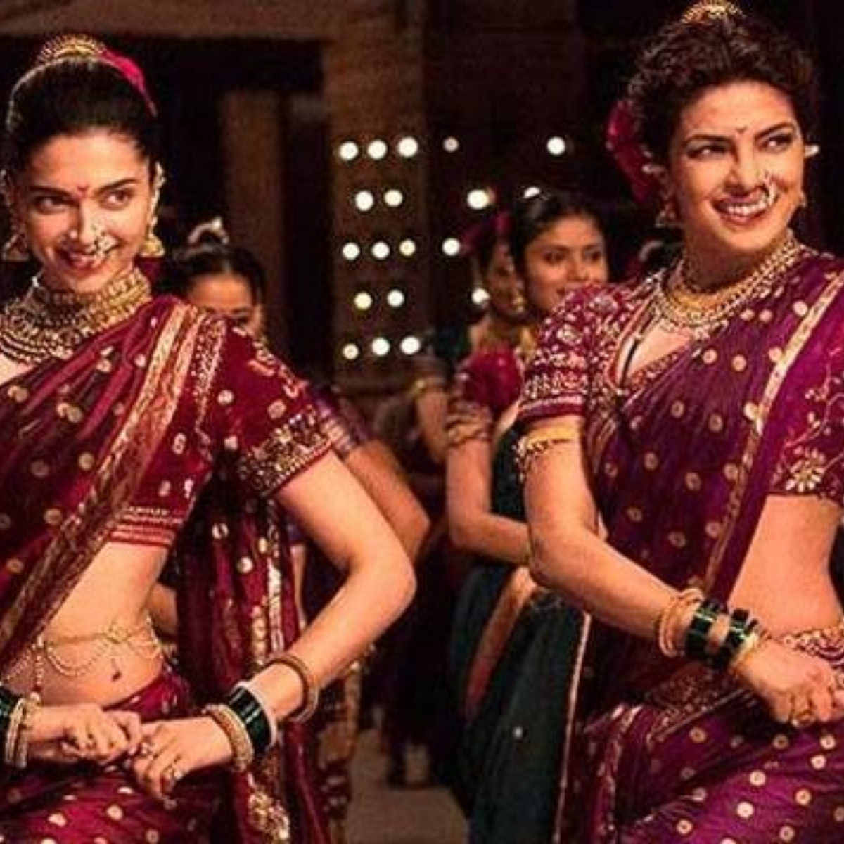 આ કારણે મુંબઈ પોલીસ દીપિકા અને પ્રિયંકાની કરી શકે છે પૂછપરછ 3 deepika padukone or priyanka chopra in bajirao mastani whos performance struck a chord main