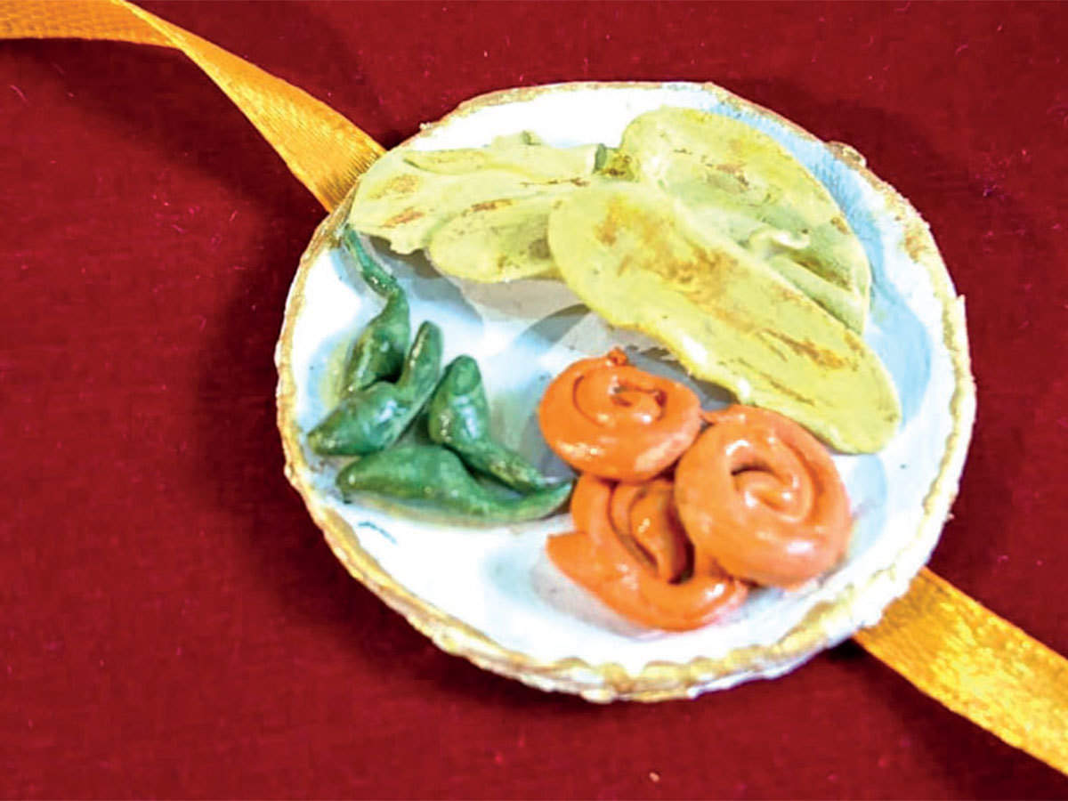 રક્ષાબંધનનો તહેવાર નજીક આવતા માર્કેટમાં ધૂમ મચાવી રહી છે "ફૂડ" રાખડી 2 jpg 2020 07 30T225216.266