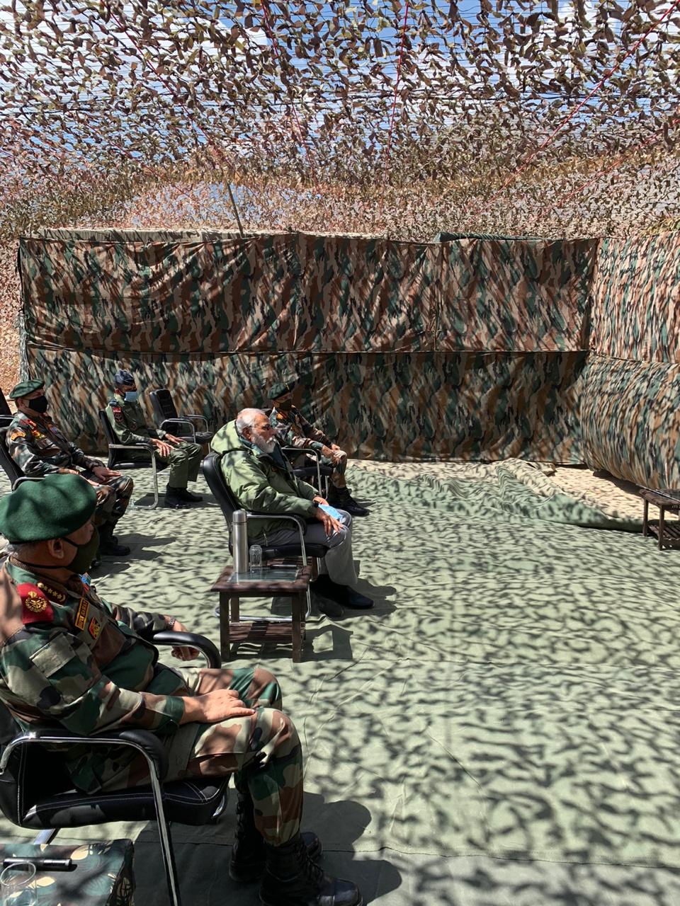 પ્રધાનમંત્રી નરેન્દ્ર મોદી લેહની મુલાકાતે પહોંચ્યાં,જવાનો સાથે કરી વાતચીત 2 modi in leh 1 1593751963