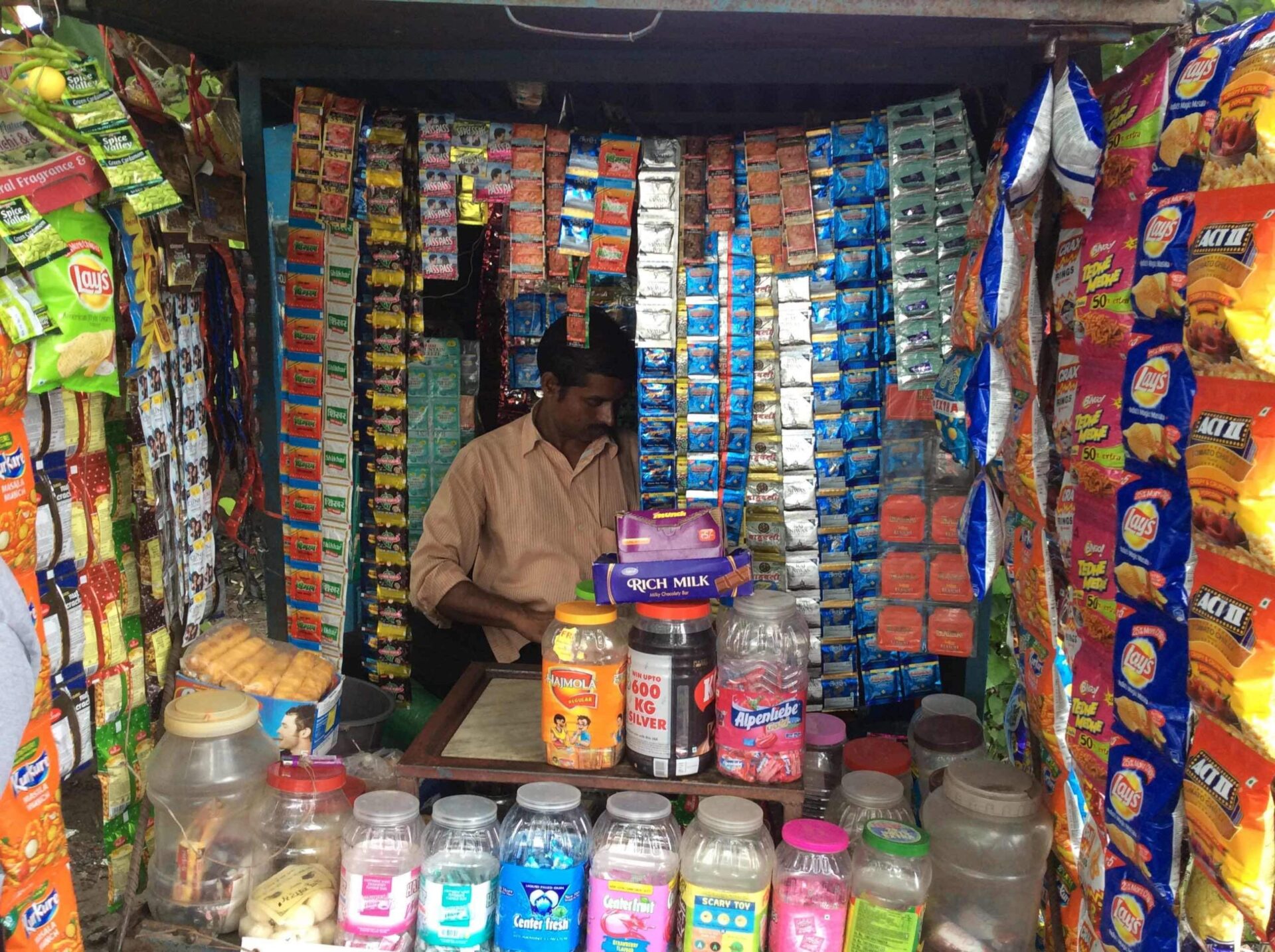 રાજ્યમાં પાન ગલ્લા માટે જાહેર કરવામાં આવી નવી ગાઇડલાઇન,ગ્રાહકોની ભીડ ઘટાડવા લેવાયો આ નિર્ણય 4 pan masala shop dehradun 1kz5d26c5r 2 scaled