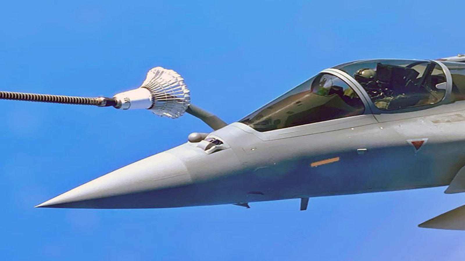 જેની આતુરતાથી જોવાઇ રહી હતી રાહ તેવા રાફેલ વિમાનોએ ભારતમાં કર્યો પ્રવેશ,અંબાલા એરબેઝ પર રાફેલ વિમાનનું સુરક્ષિત લેન્ડિંગ 3 rafale fighter jets arrive in india heres how it will boost iafs combat capability