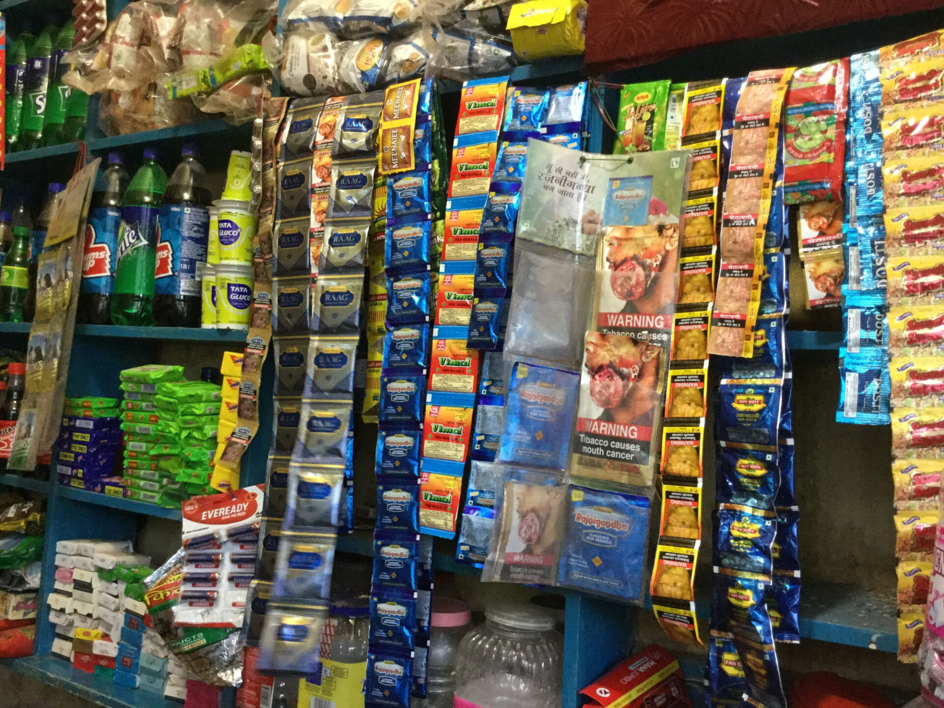 રાજ્યમાં પાન ગલ્લા માટે જાહેર કરવામાં આવી નવી ગાઇડલાઇન,ગ્રાહકોની ભીડ ઘટાડવા લેવાયો આ નિર્ણય 2 samal pan shop jajpur road railway station jajpur pan masala dealers 2aqy07n