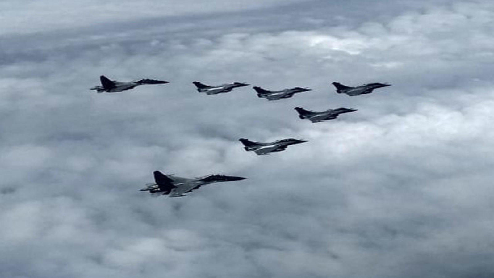 જેની આતુરતાથી જોવાઇ રહી હતી રાહ તેવા રાફેલ વિમાનોએ ભારતમાં કર્યો પ્રવેશ,અંબાલા એરબેઝ પર રાફેલ વિમાનનું સુરક્ષિત લેન્ડિંગ 4 watch 1st tranche of 5 rafale jets along with 2 sukhoi su 30mki enter indian airspace