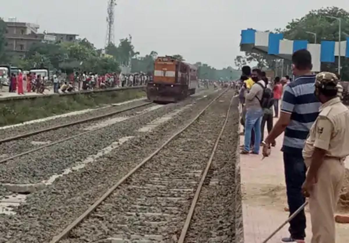 જાણો કેવી રીતે મુંબઈ લોકલ ટ્રેનમાં 14 વર્ષ પહેલા ચોરાયેલું પર્સ તેના માલિકને કરાયું પરત 6 09BGP9AUGUSUP1115970136621597013662