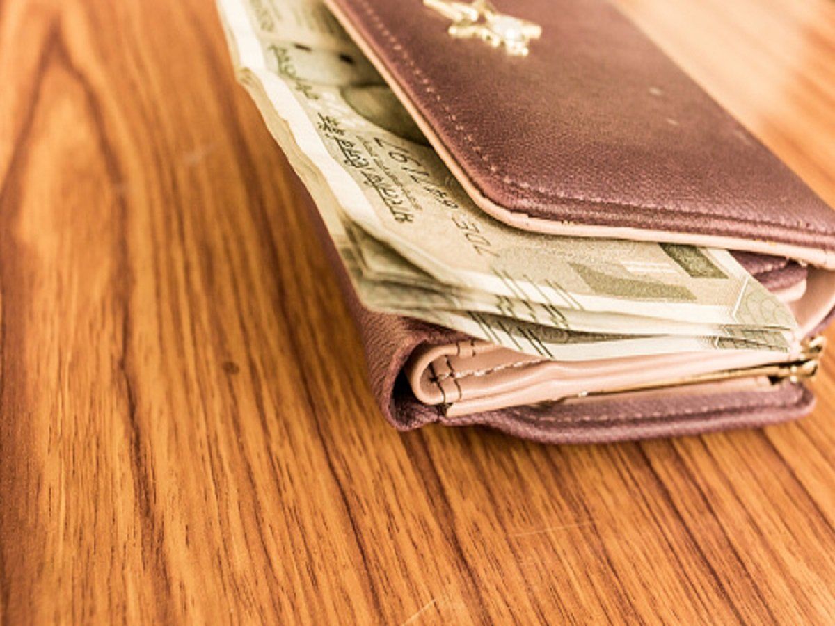 જાણો કેવી રીતે મુંબઈ લોકલ ટ્રેનમાં 14 વર્ષ પહેલા ચોરાયેલું પર્સ તેના માલિકને કરાયું પરત 5 Wallet