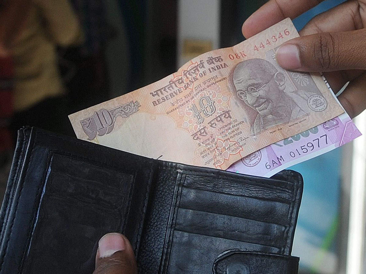 જાણો કેવી રીતે મુંબઈ લોકલ ટ્રેનમાં 14 વર્ષ પહેલા ચોરાયેલું પર્સ તેના માલિકને કરાયું પરત 7 jpg 2020 08 10T115918.996