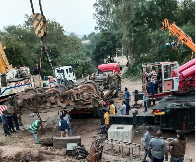 106 ટાયર ટ્રોલી પર લગાવ્યું રેલ એન્જીન, જોઈને લોકો આશ્ચર્યચકિત થઈ ગયા 4 Rail Engine 29 12 2021 1