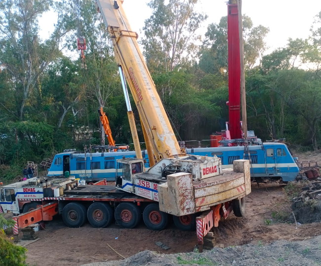 106 ટાયર ટ્રોલી પર લગાવ્યું રેલ એન્જીન, જોઈને લોકો આશ્ચર્યચકિત થઈ ગયા 2 Rail Engine 29 12 2021