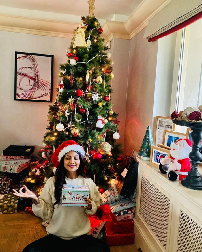 શિલ્પા શેટ્ટીએ નાતાલની કરી હતી ઉજવણી, પુત્ર વિયાન અને પુત્રી સમિષા સાથે નદીની વચ્ચે લંચ કર્યું 2 Shilpa Shetty christmas 1