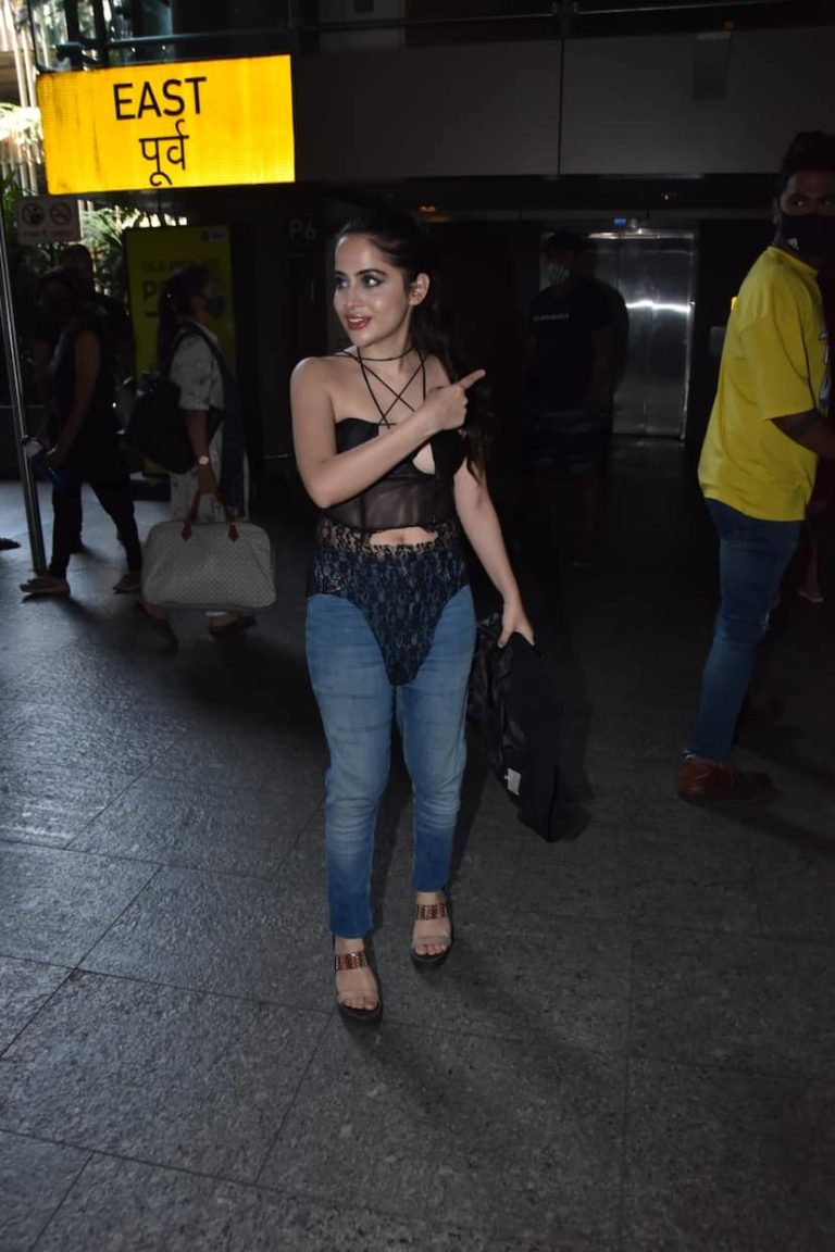 ઉર્ફી જાવેદે એરપોર્ટ પર કેટલાક આવા કપડામાં પોઝ આપ્યો હતો, જેણે ઇન્ટરનેટ પર હંગામો મચાવ્યો છે. 6 2bb5322571d41c7ea51144b2d98a8da9c349e 768x1152 1