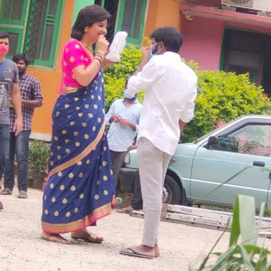 ફિલ્મ પુષ્પાની મહિલા વિલનની વાર્તા, જેણે 'પતિની છાતી પર બેસીને તેનું ગળું કાપી નાખ્યું'. 4 Anasuya Bharadwaj 1