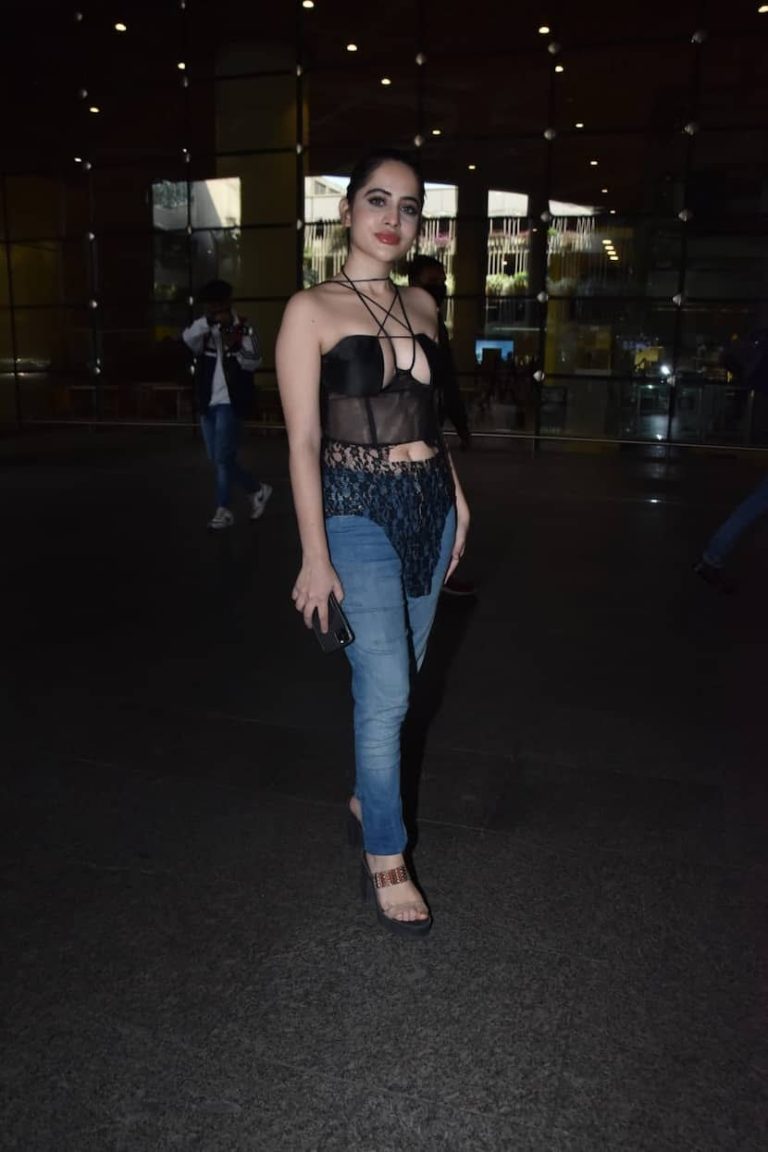 ઉર્ફી જાવેદે એરપોર્ટ પર કેટલાક આવા કપડામાં પોઝ આપ્યો હતો, જેણે ઇન્ટરનેટ પર હંગામો મચાવ્યો છે. 2 IMG 20220118 WA0034 768x1152 1