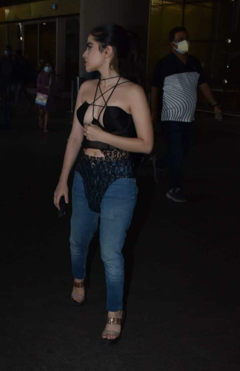 ઉર્ફી જાવેદે એરપોર્ટ પર કેટલાક આવા કપડામાં પોઝ આપ્યો હતો, જેણે ઇન્ટરનેટ પર હંગામો મચાવ્યો છે. 4 IMG 20220118 WA0037 768x1186 1