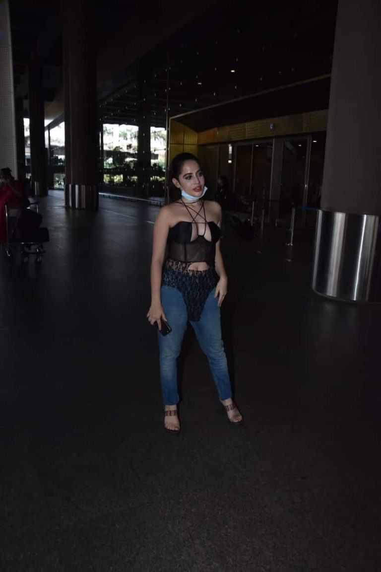 ઉર્ફી જાવેદે એરપોર્ટ પર કેટલાક આવા કપડામાં પોઝ આપ્યો હતો, જેણે ઇન્ટરનેટ પર હંગામો મચાવ્યો છે. 5 IMG 20220118 WA0038 768x1152 1