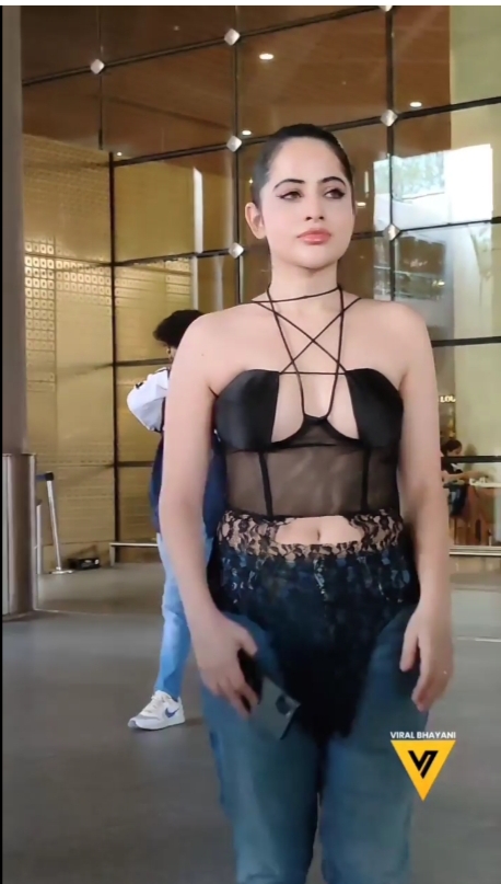 ઉર્ફી જાવેદે એરપોર્ટ પર કેટલાક આવા કપડામાં પોઝ આપ્યો હતો, જેણે ઇન્ટરનેટ પર હંગામો મચાવ્યો છે. 7 IMG 20220119 214911