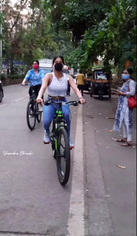 ફોનને બ્રામાં ફસાવીને રોડ પર સાઈકલ લઈને નીકળી જાહ્નવી કપૂર, લોકોએ આ રીતે માણી મજા, જુઓ ફોટાઓ. 4 IMG 20220120 185515