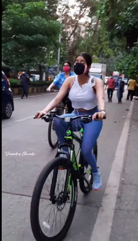 ફોનને બ્રામાં ફસાવીને રોડ પર સાઈકલ લઈને નીકળી જાહ્નવી કપૂર, લોકોએ આ રીતે માણી મજા, જુઓ ફોટાઓ. 5 IMG 20220120 185540