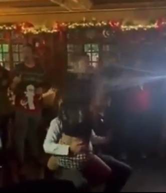 ટૂંકા કપડામાં એક મહિલા જોઈને પોલીસકર્મીને અધિકારી ઉભા થઈ ગયા, ખોળામાં બેસીને લેપ ડાન્સ કર્યો. 7 IMG 20220129 210339