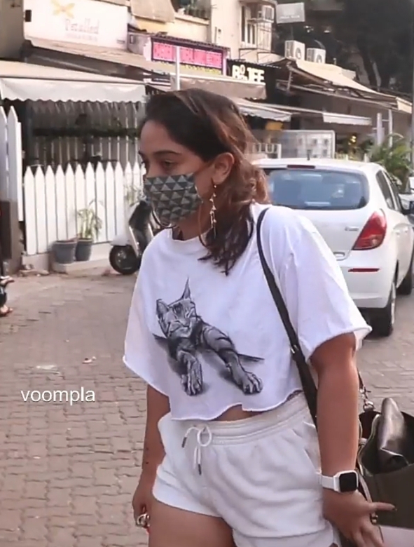 આમિરની દીકરી આયરા આટલા ટૂંકા કપડા પહેરીને ઈવેન્ટમાં આવી, તેના પગ પર નજર પડતા લોકોએ કરી ગંદી કમેન્ટ્ કરી. 4 IMG 20220131 214134