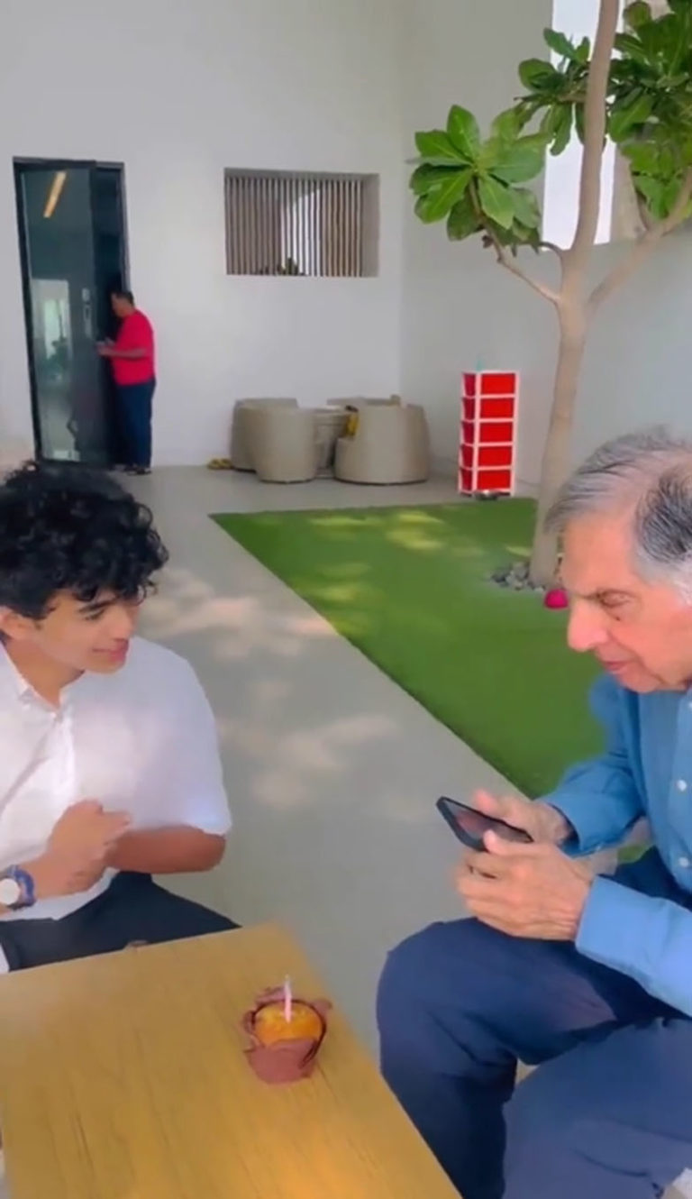 આખરે કોણ છે આ યુવક જેણે રતન ટાટાના ખભા પર હાથ મૂક્યો, વાસ્તવિકતા જાણીને તમે પણ ચોંકી જશો. 3 Ratan Tata 03 01 2022 1 768x1330 1