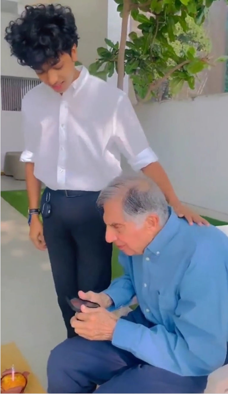 આખરે કોણ છે આ યુવક જેણે રતન ટાટાના ખભા પર હાથ મૂક્યો, વાસ્તવિકતા જાણીને તમે પણ ચોંકી જશો. 4 Ratan Tata 03 01 2022 2 768x1330 1