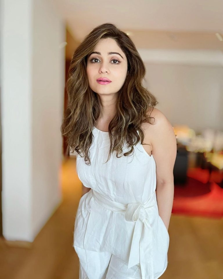 શમિતા શેટ્ટીએ નેશનલ ટીવી પર પોતાનો પ્રેમ વ્યક્ત કરતા કહ્યું કે, તે શમિતા શેટ્ટી કુન્દ્રા નથી, પણ બાપટ છે. 2 Shamita Shetty 20.01.22 1 768x960 1