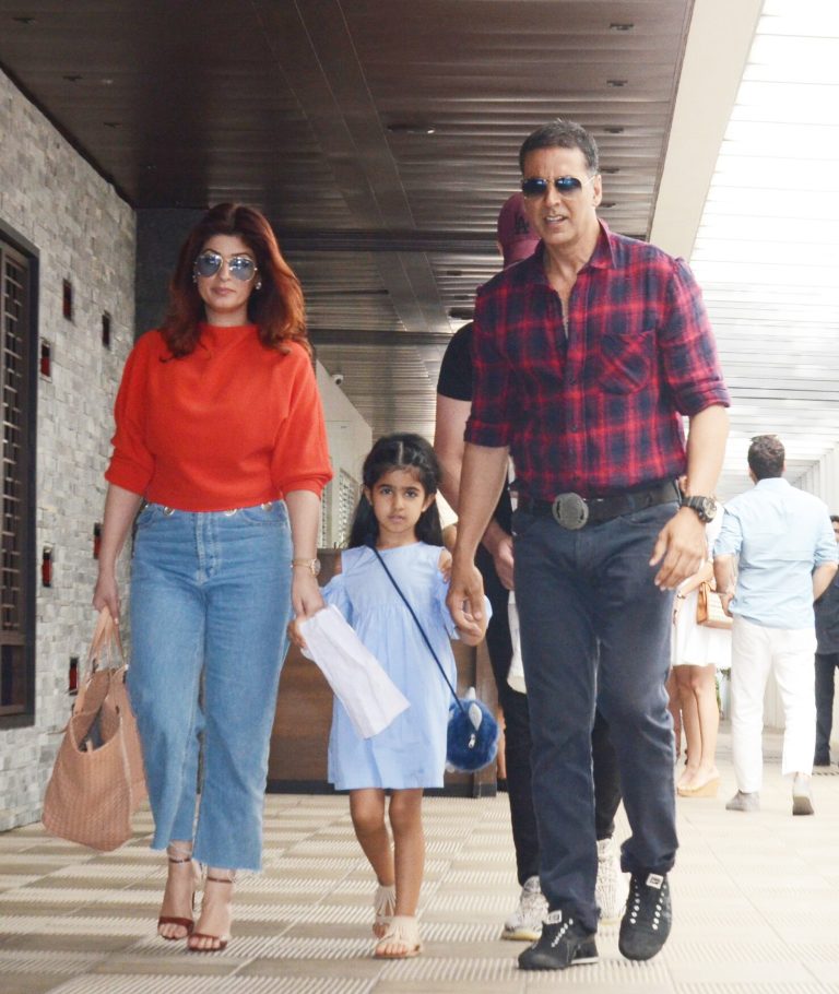 અક્ષય કુમાર આપી રહ્યા છે દીકરીને આવા સંસ્કાર, કહ્યું- માટીની સુગંધ, ગાય માટે ચારો, શેર કર્યા ફોટા. અને વિડિયો. 4 akshay kumar daughter 17.01.22 1 768x910 1