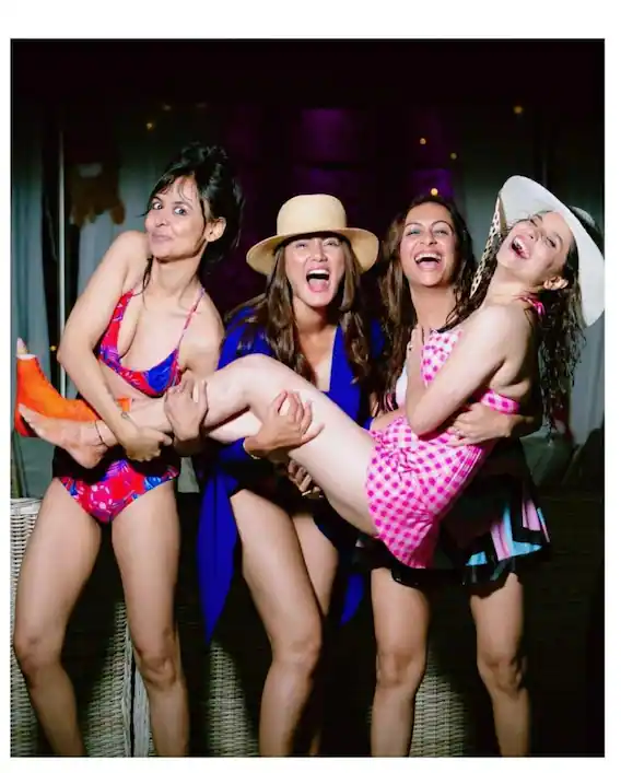 અંકિતા લોખંડે તેમની ગર્લ ગેંગ સાથે પૂલ પાર્ટી કરતી જોવા મળી. 4 ankita lokhande03 01 2022 1