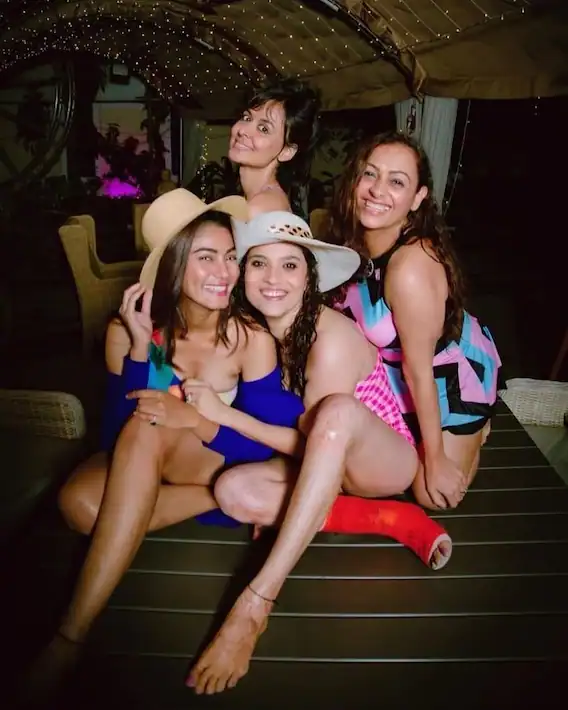 અંકિતા લોખંડે તેમની ગર્લ ગેંગ સાથે પૂલ પાર્ટી કરતી જોવા મળી. 6 ankita lokhande03 01 2022 3