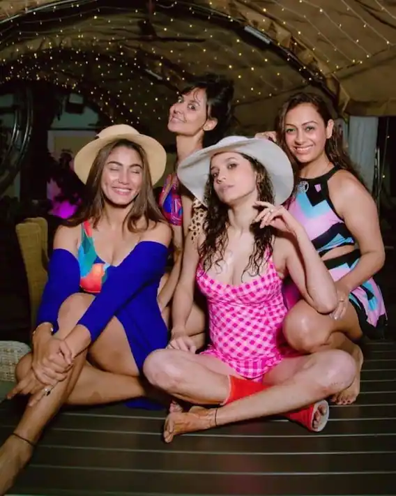 અંકિતા લોખંડે તેમની ગર્લ ગેંગ સાથે પૂલ પાર્ટી કરતી જોવા મળી. 7 ankita lokhande03 01 2022 5