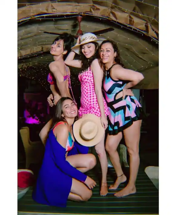 અંકિતા લોખંડે તેમની ગર્લ ગેંગ સાથે પૂલ પાર્ટી કરતી જોવા મળી. 3 ankita lokhande03 01 2022