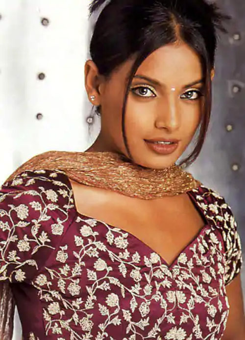 6 વર્ષથી કરી નથી કોઈ ફિલ્મ, છતાં વિપાશા તેના પતિ કરતા વધુ અમીર, જાણો ક્યાંથી કમાય છે. 2 bipasa 07.12.18 1