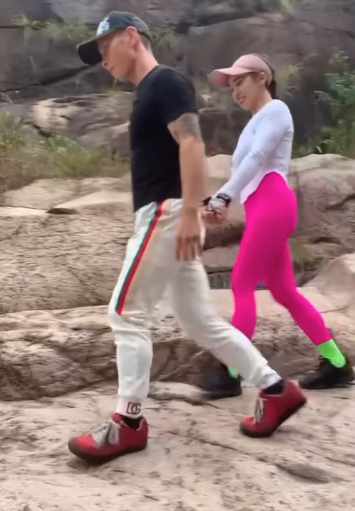 બોયફ્રેન્ડએ ગર્લફ્રેન્ડને નદી પાર કરવા માટે પૂલ જ બનાવ્યો, જુઓ પછી શું થયું. 2 boyfriend become bridge for his girlfriend to cross the river 1