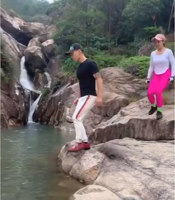 બોયફ્રેન્ડએ ગર્લફ્રેન્ડને નદી પાર કરવા માટે પૂલ જ બનાવ્યો, જુઓ પછી શું થયું. 3 boyfriend bridge 2